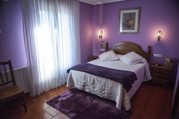 Cortinas blackout, cunas gratuitas, camas extra y wifi gratis 