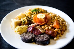 Food and drink - Hostal Mizmaya (Entrambasaguas)