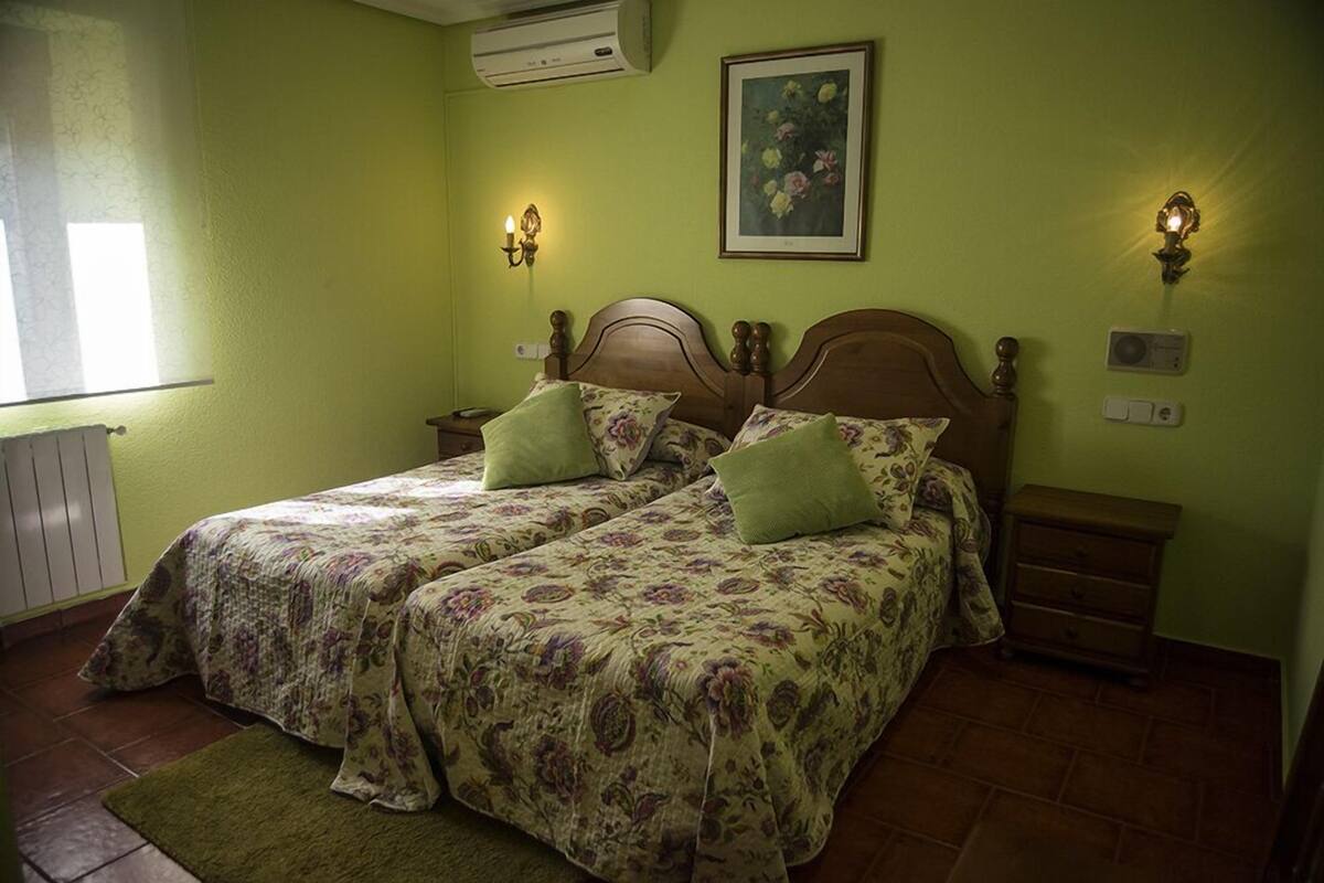 Twin Room | Blackout drapes, cribs (free), rollaway beds (surcharge), WiFi (free)