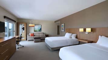 Habitació, accessible, banyera (2 Queenbed & 1 Sofabed) | Caixa forta a l'habitació, mobiliari individual i escriptori