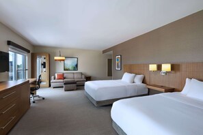 خزنة داخل الغرفة وطراز فريد لكل وحدة ومكتب وستائر تعتيم