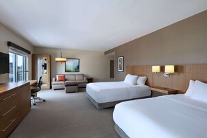 Oda, Engellilere Uygun, Küvet (2 Queenbed & 1 Sofabed) | Odada kasa, ayrı ayrı döşenmiş, masa, güneşlik/perde 