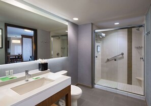 Suite, 1 cama de matrimonio grande con sofá cama | Baño | Cabezal de ducha con hidromasaje