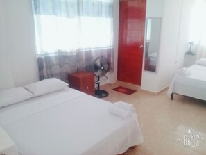 Decoración individual, cortinas opacas, tabla de planchar con plancha