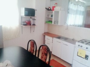 Suite familiar, vistas a la playa | Cocina privada | Frigorífico, microondas, horno y placa de cocina