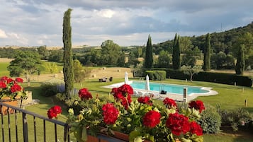 Piscine extérieure (ouverte en saison), parasols de plage
