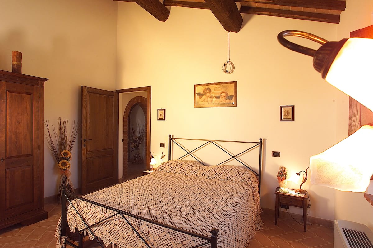 Desk, soundproofing, free cots/infant beds, free WiFi