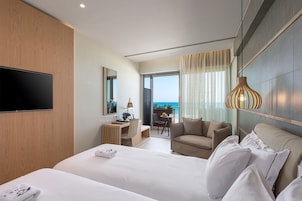 In-room safe, blackout curtains, soundproofing