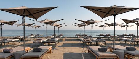 Plage privée, chaises longues, parasols