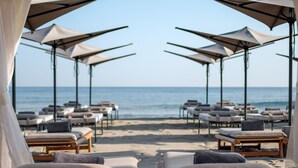 Privat strand, solsenger og parasoller