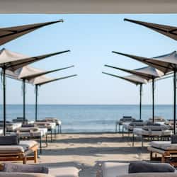 Plage privée, chaises longues, parasols