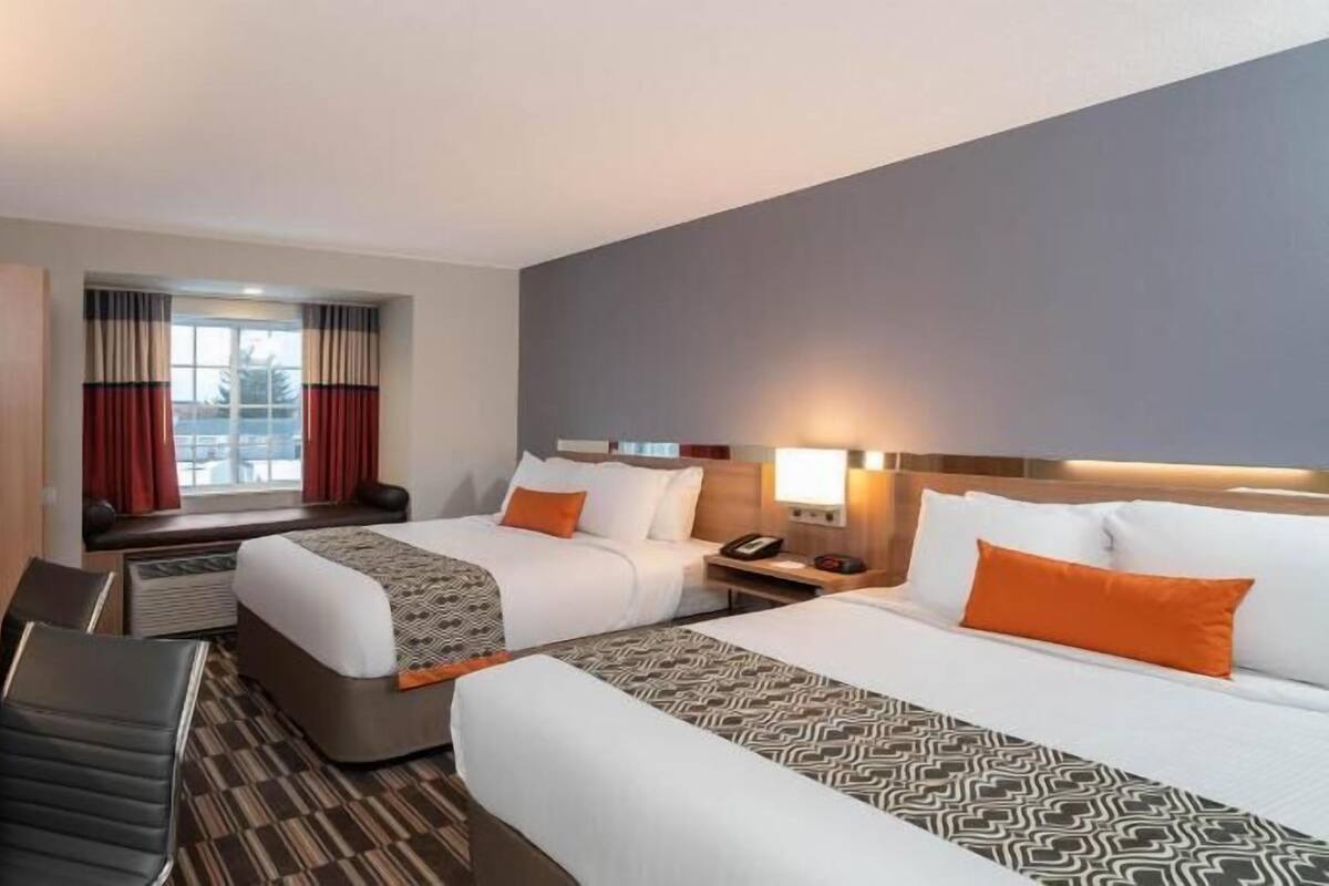 Egyptian cotton sheets, premium bedding, pillowtop beds, desk