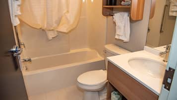 Un baño con bañera, inodoro y lavamanos.
