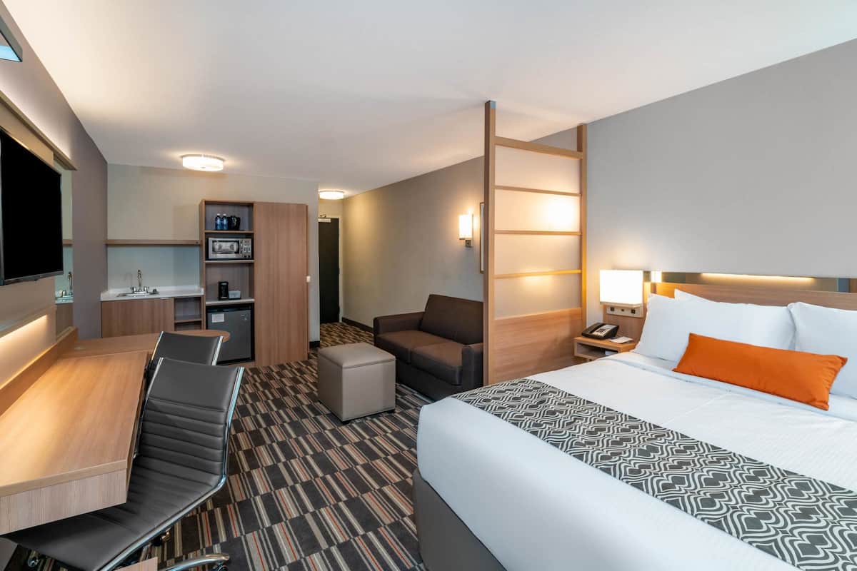 Studio Suite, 1 Queen Bed with Sofa Bed, Non Smoking | Bộ trải giường bằng vải cotton Ai Cập, bộ đồ giường cao cấp 