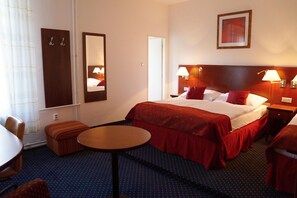 In-room safe, blackout drapes, free WiFi, bed sheets - Hotel Grand (Revnice)