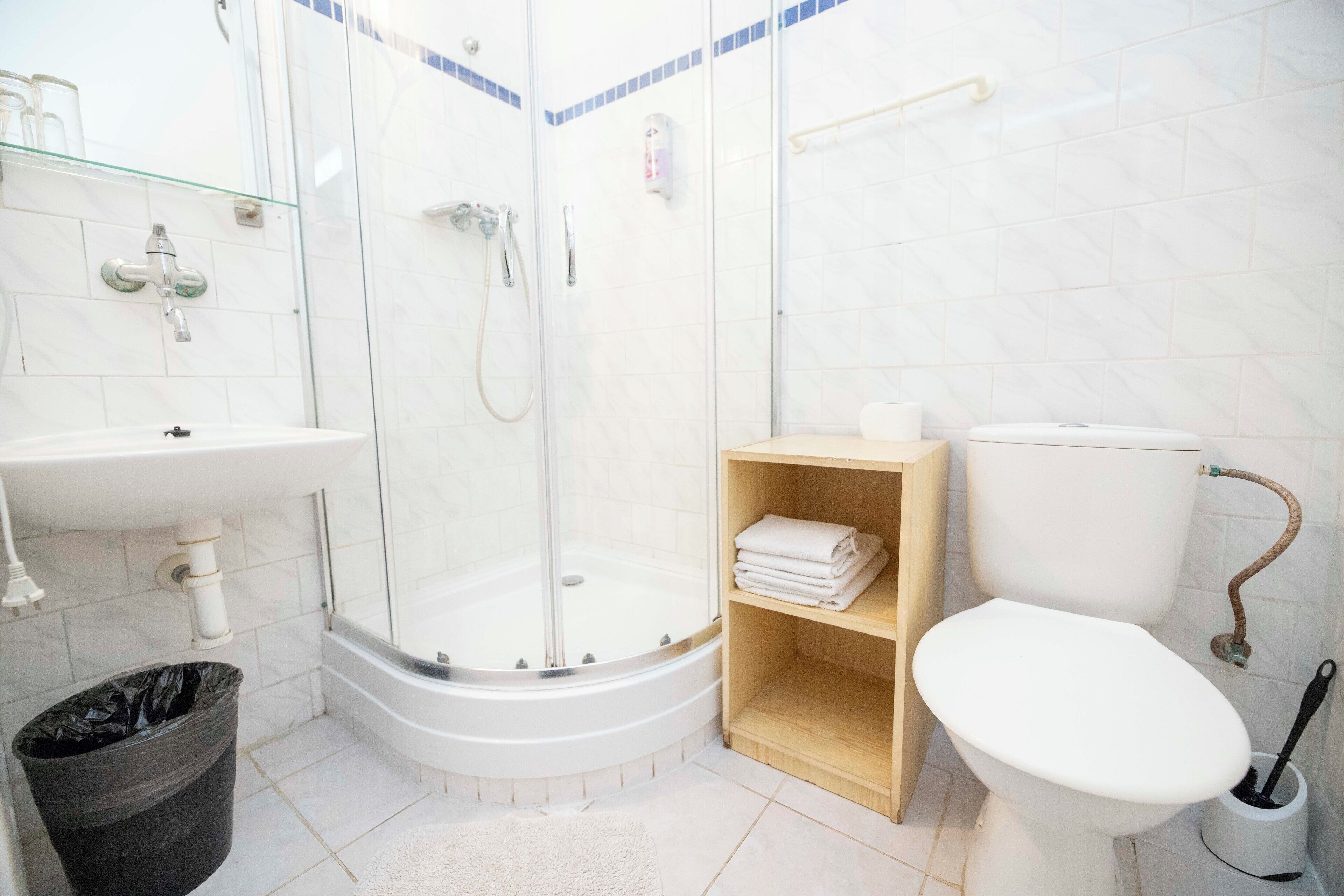 Ducha, artículos de tocador gratuitos, secador de pelo, toallas