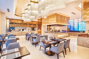 2 restaurantes; se sirve desayuno, almuerzo y cena; cocina internacional