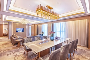 Business Room, 1 Queen Bed, Non Smoking | Minibar, in-room safe, desk, iron/ironing board - Howard Johnson New District Plaza Ziyang (Ziyang)