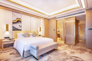 Business Room, 1 Queen Bed, Non Smoking | Minibar, in-room safe, desk, iron/ironing board - Howard Johnson New District Plaza Ziyang (Ziyang)