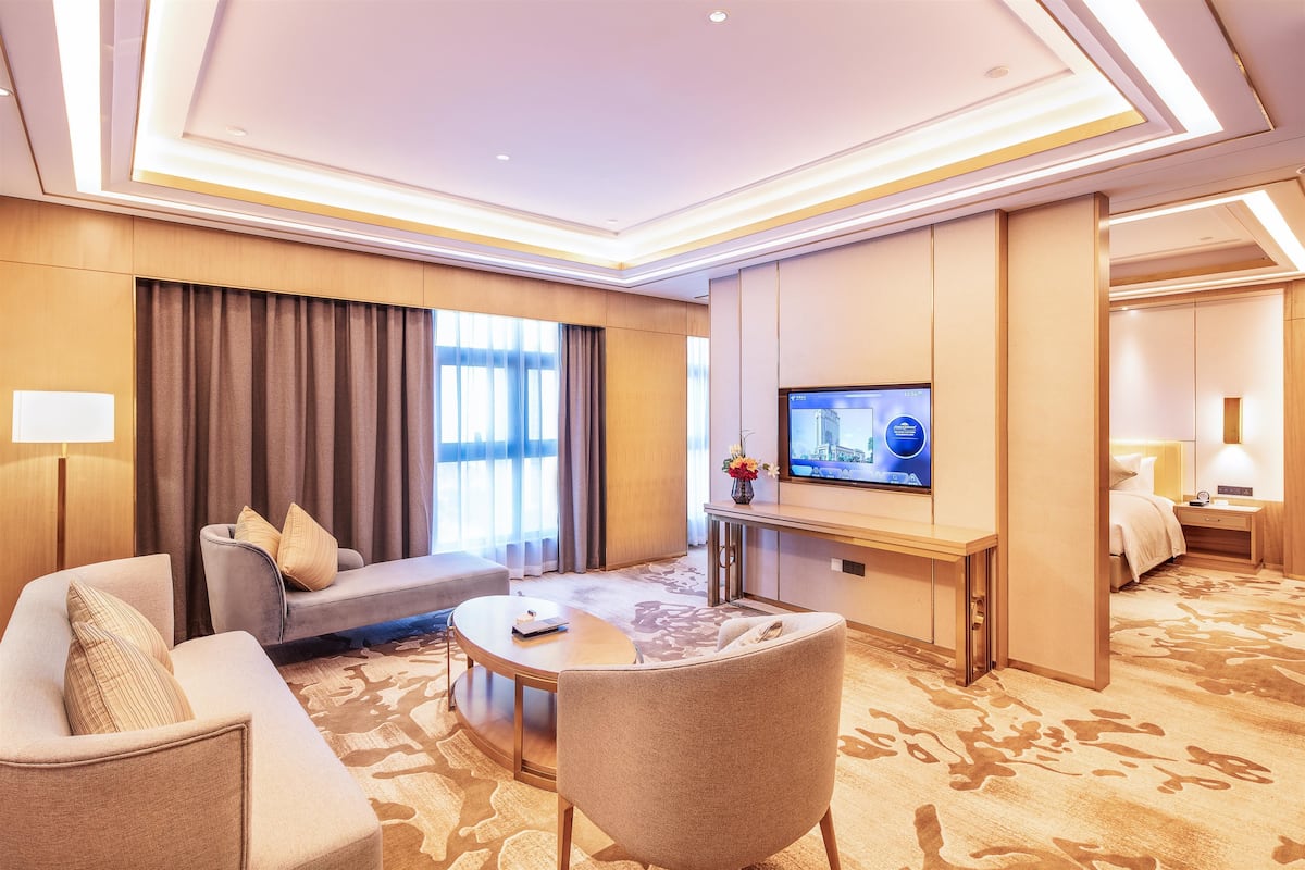 Club Suite, 1 King Bed, Smoking | Minibar, in-room safe, desk, iron/ironing board