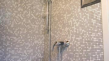 Deluxe-Zimmer | Dusche im Bad