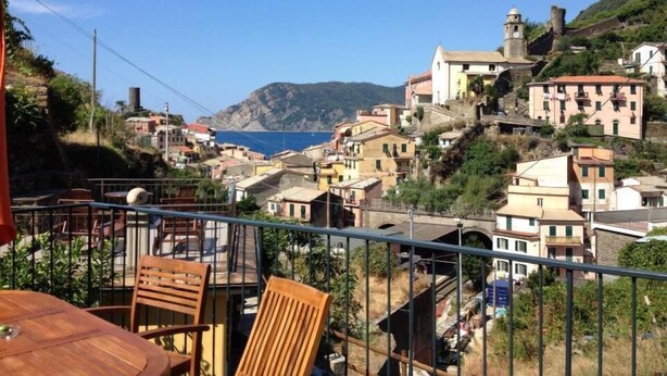 Un pueblo costero con edificios en una colina con vistas al mar.