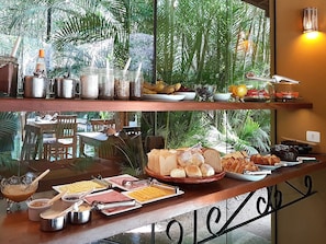 Café da manhã com buffet grátis todos os dias