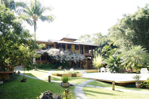 Vista frontal de la propiedad