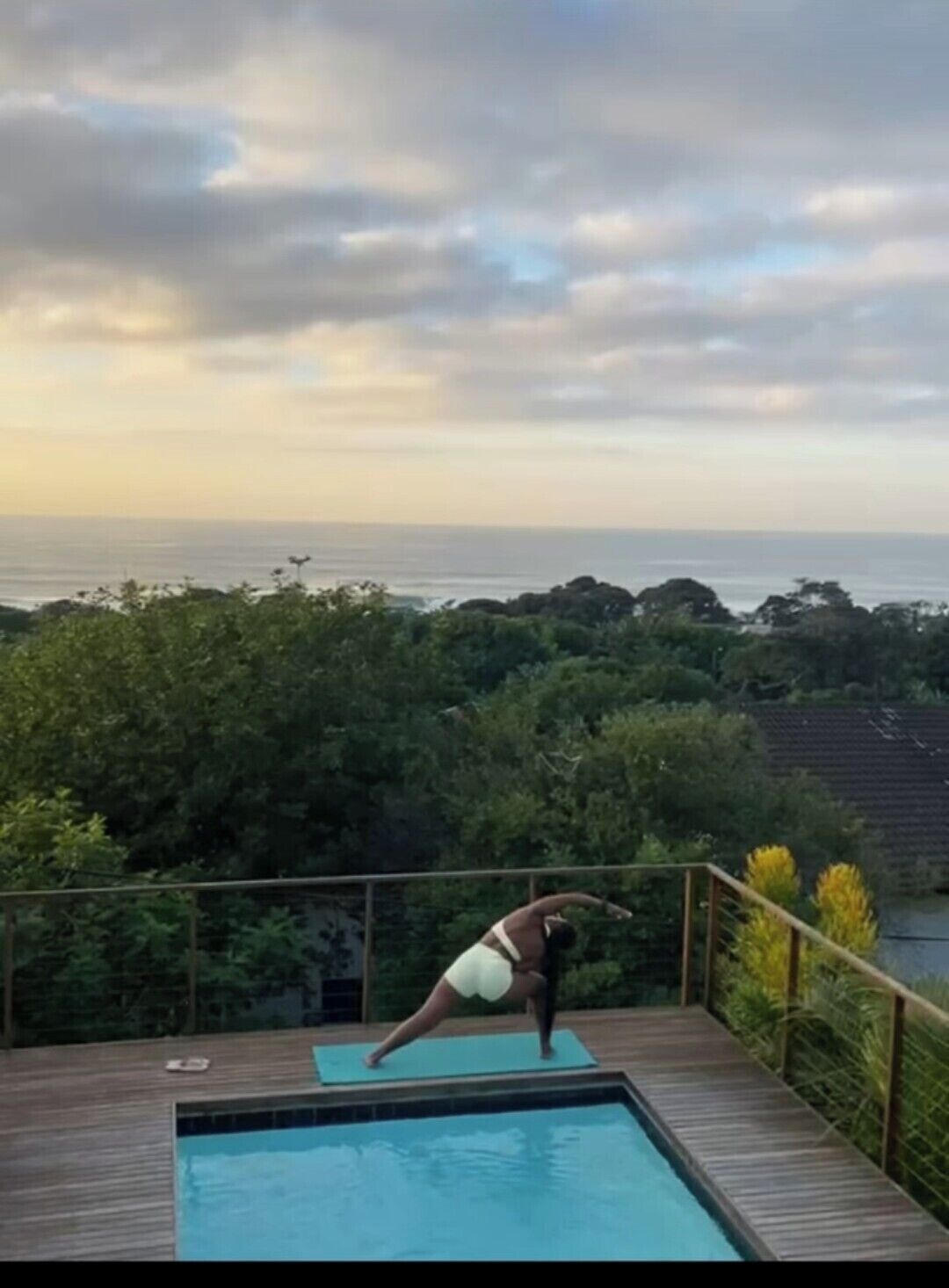 Una piscina al aire libre, sillones reclinables de piscina