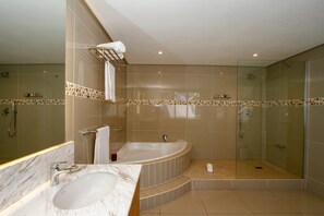 Habitación superior, 1 cama King size, balcón, vista al océano (Suite 1) | Baño | Amenidades de baño de diseñador, secadora de cabello, toallas