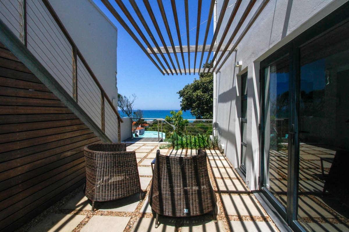 Luxe kamer, 1 twee- of 2 eenpersoonsbedden, patio, gedeeltelijk uitzicht op oceaan (Suite 5) | Uitzicht op de binnenplaats