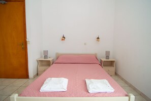 Iron/ironing board, bed sheets - Tassia Studios (Zakynthos)