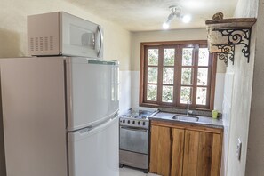 Horno, placa de cocina, tetera/pava eléctrica, utensilios de cocina
