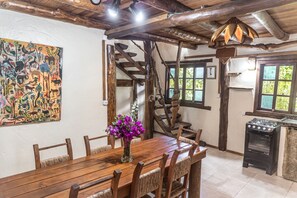 Oven, stovetop, electric kettle, cookware/dishes/utensils - Pousada Morro das Palmeiras (Imbituba)