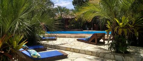 Piscine extérieure, parasols de plage, chaises longues