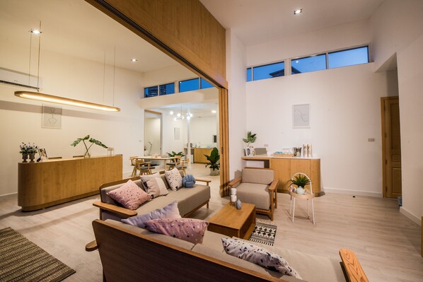 3 Bedrooms Rooftop Penthouse | ห้องนั่งเล่น | ทีวีจอแอลอีดี 50 นิ้ว พร้อมช่องดาวเทียม, ทีวี, เตาผิง