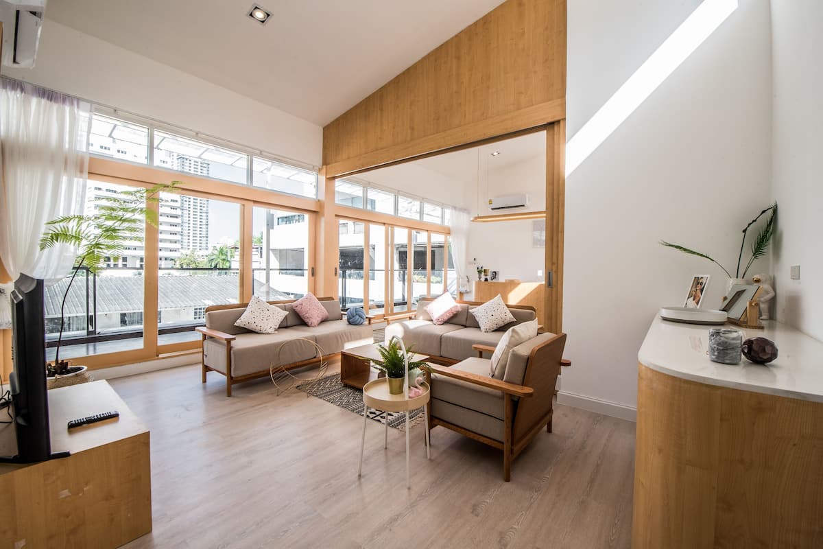 3 Bedrooms Rooftop Penthouse | Woonkamer | Een ledtelevisie, een open haard, Netflix en een dvd-speler