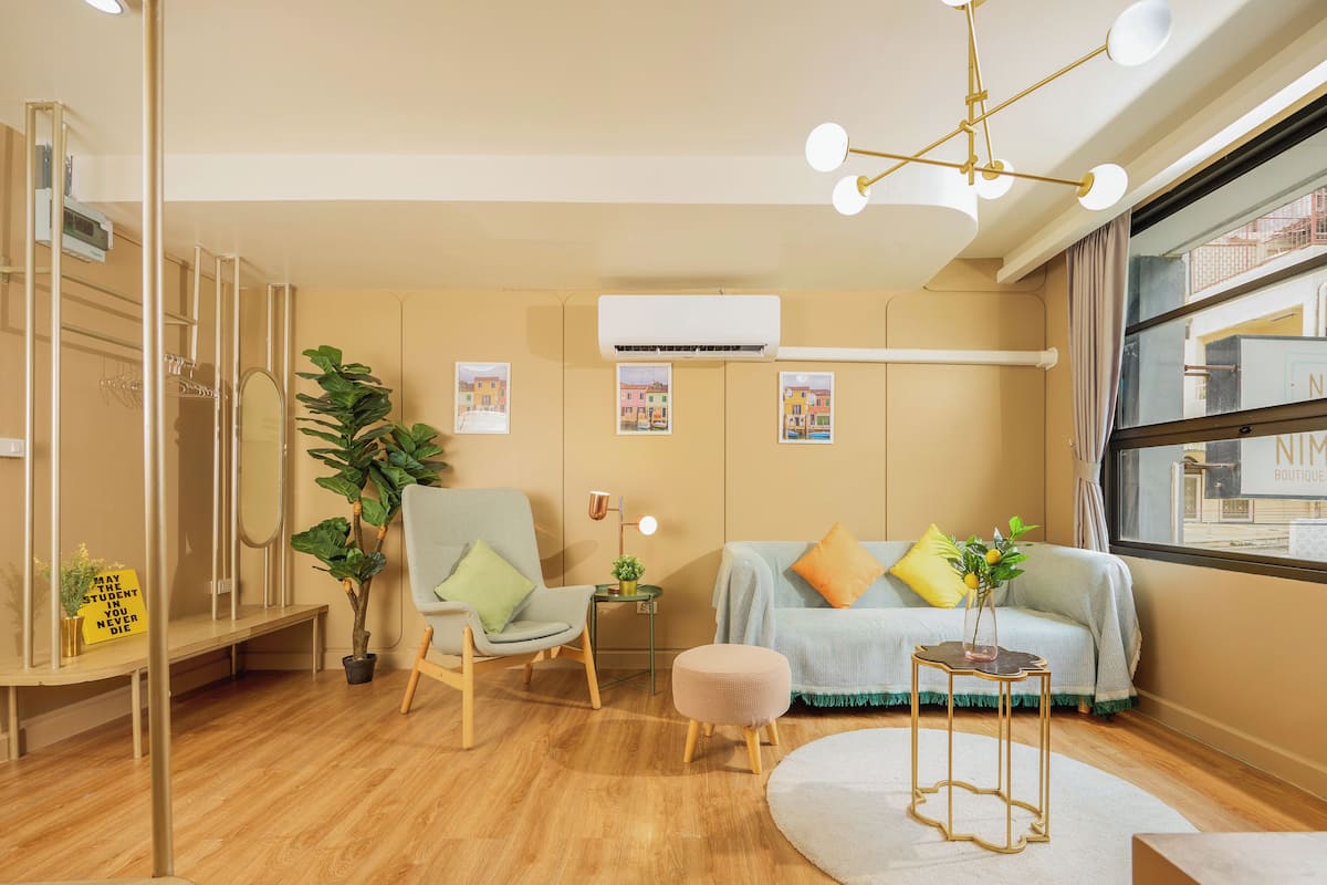 Family Suite A | Woonruimte | Een ledtelevisie, een open haard, Netflix en een dvd-speler