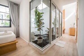 3 Bedrooms Rooftop Penthouse | Bathroom | Shower, rainfall showerhead, free toiletries, hair dryer