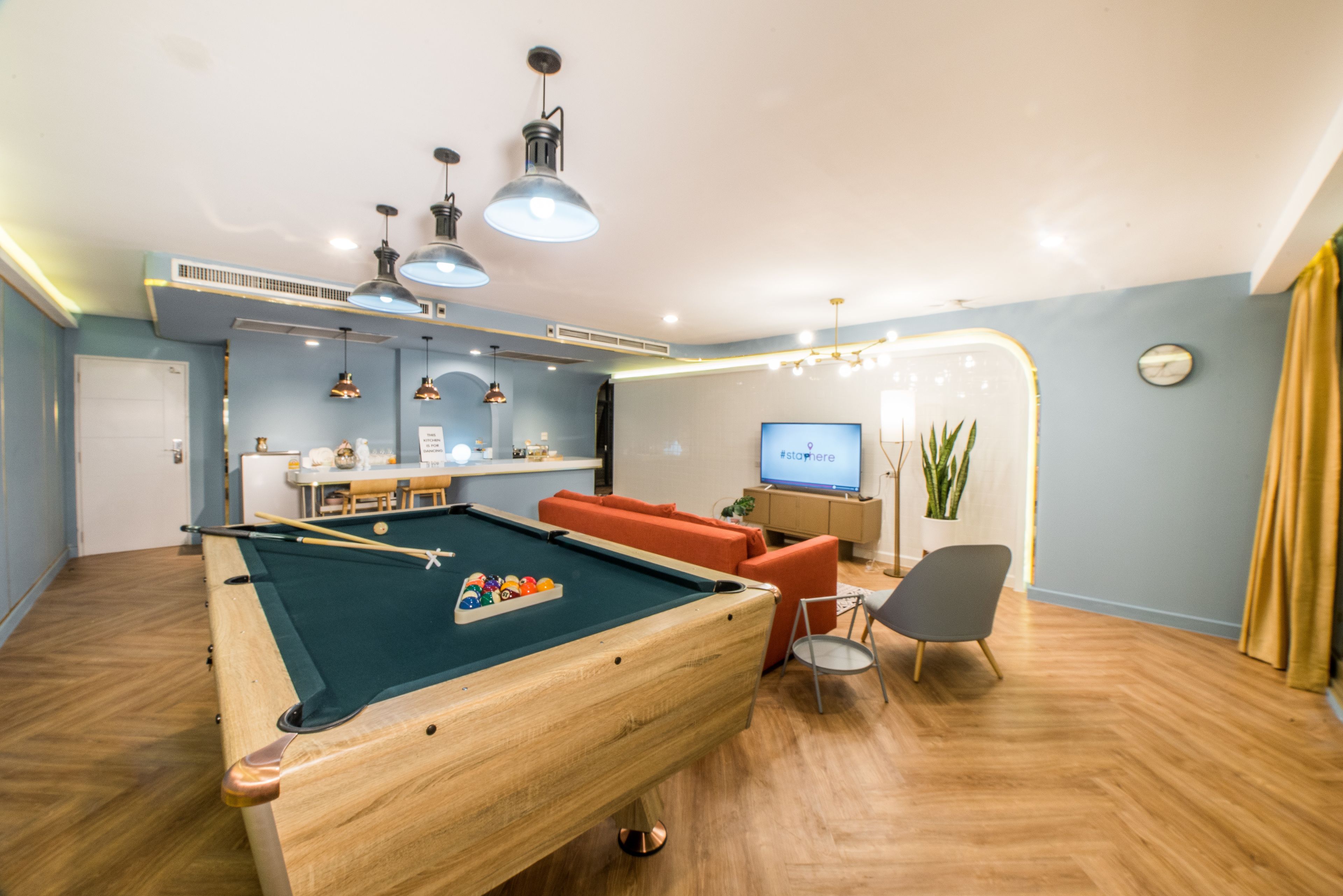 4 bedrooms penthouse suite | living room | 50-inch led tv with satellite channels, tv, fireplace