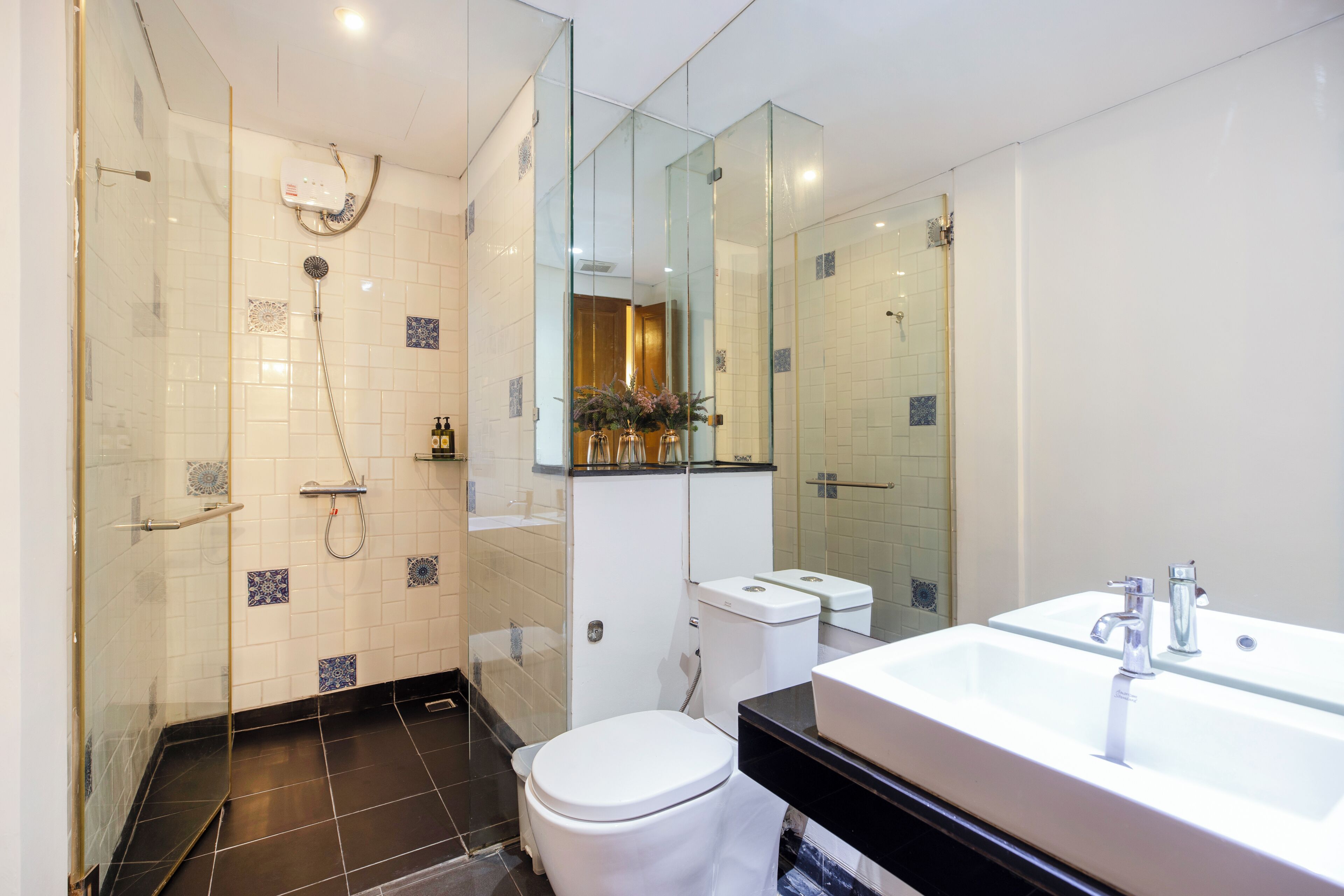 1 bedroom suite | bathroom | shower, rainfall showerhead, free toiletries, hair dryer