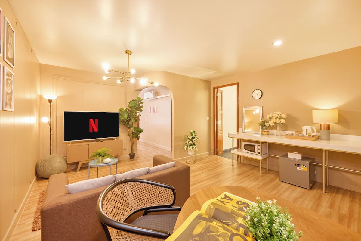 1 Bedroom Suite | Woonkamer | Een ledtelevisie, een open haard, Netflix en een dvd-speler