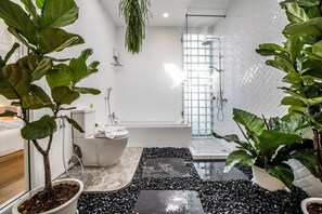 3 Bedrooms Rooftop Penthouse | Bad | Dusj, regndusjhode, toalettartikler (inkludert) og hårføner