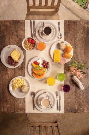 Free daily continental breakfast - Pousada Atiaia (Ilhabela)