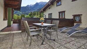 A patio with wicker chairs and a table, a potted plant, and a view of mountains. - Apartment Jenner, 1-4 persons, 135 sqm, 1 bedroom, terrace, near Königssee (Schönau am Königssee)