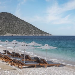 Sulla spiaggia, cabine da spiaggia gratuite, lettini da mare, ombrelloni