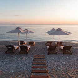 Sulla spiaggia, cabine da spiaggia gratuite, lettini da mare, ombrelloni