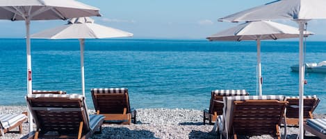 Plage, cabines gratuites, chaises longues, parasols