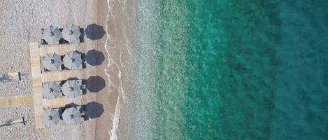A la platja, cabanes de platja gratuïtes i gandules de platja