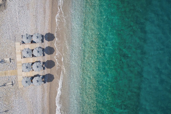 Sulla spiaggia, cabine da spiaggia gratuite, lettini da mare, ombrelloni